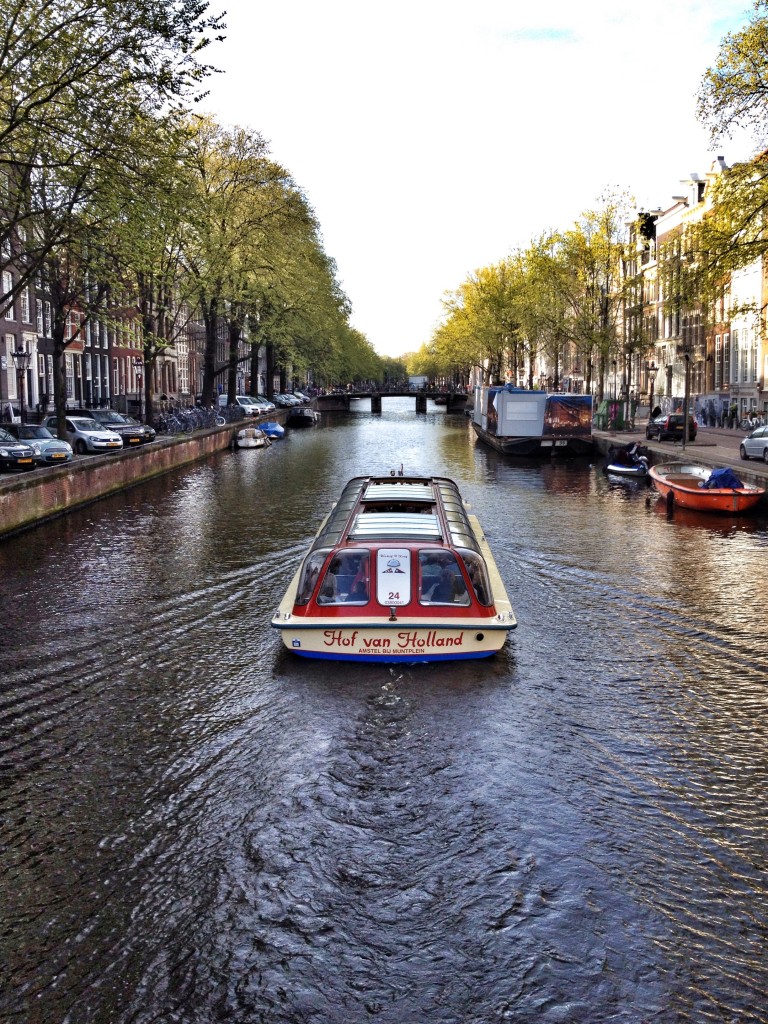 Barco que faz o passeio nos canais de Amsterdam