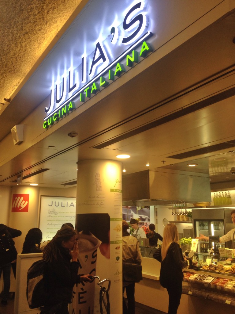 É fácil de encontrar o Julia's na Central Estação de Amsterdam