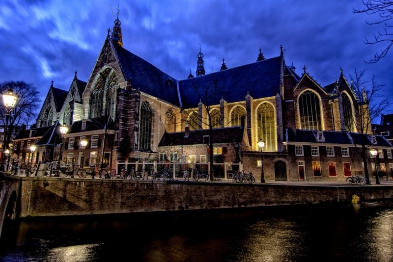 A imponente Oude Kerk em Amsterdam