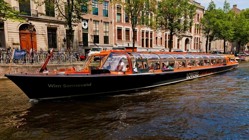 passeios-de-barco-nos-canais-de-amsterdam-durante-o-inverno-em-amsterdam