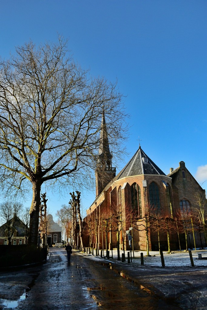 Essa igreja aí é um dos monumentos que você pode visitar quando estiver em Broek in Waterland