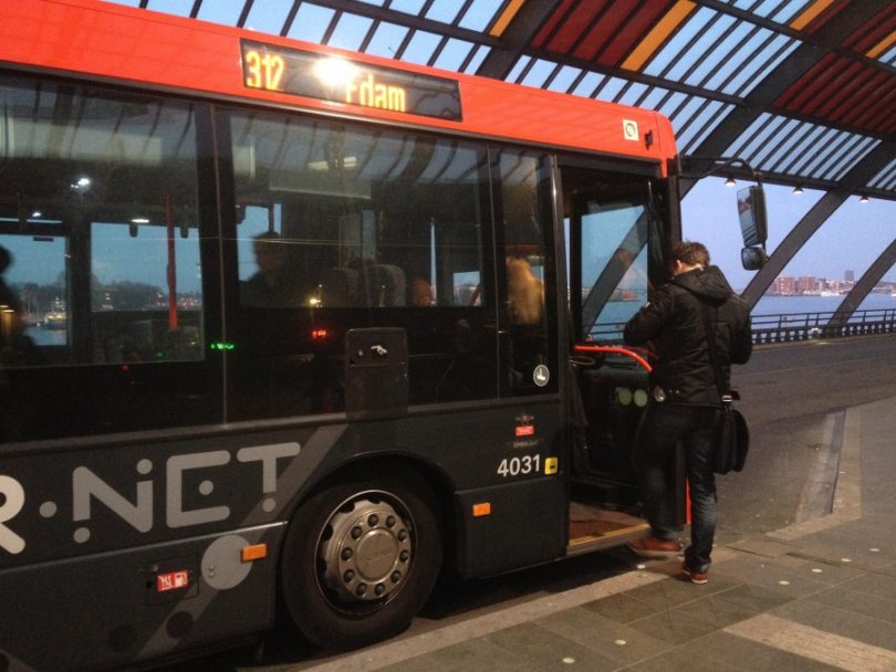 Como chegar até Center Motos Jandira de Ônibus ou Trem?