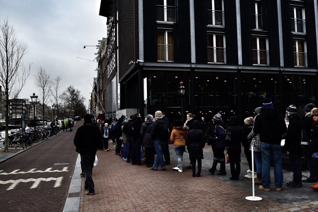 Olha como a fila no museu da Anne Frank é longa mesmo com o frio