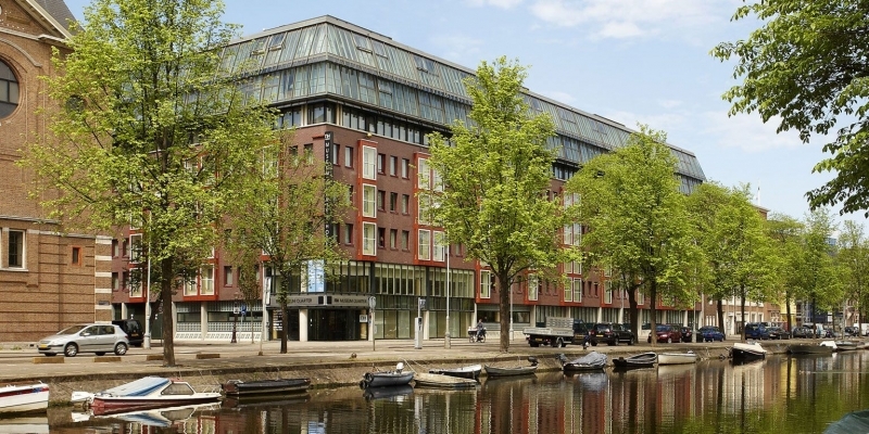 onde-se-hospedar-em-amsterdam-o-hotel-fica-localizado-proximo-a-um-canal-e-tambem-dos-principais-museus-de-amsterdam