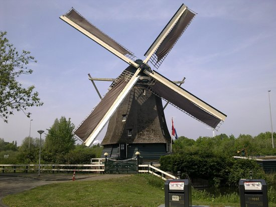 Dentro da sala de um moinho de vento um subúrbio de amsterdam