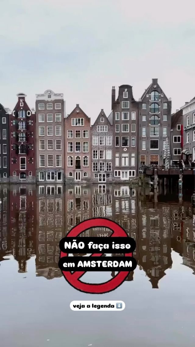 🚫 Se você está se preparando para visitar Amsterdam e quer evitar multas e dores de cabeça, selecionamos dicas sobre o que NÃO fazer por aqui! E não perca: publicamos um artigo novo no nosso site com ainda mais recomendações e dicas imperdíveis que você precisa conferir antes de viajar:  1. Não use o celular enquanto anda de bicicleta: Mesmo como turista, isso é estritamente proibido e pode resultar em multa se for pego pedalando distraído com o celular
 2. Não caminhe nas ciclovias: Ciclovias são para bicicletas, e os ciclistas em Amsterdam levam isso a sério. Caminhar nelas pode causar acidentes e gerar confusão
 3. Evite beber álcool fora de áreas permitidas: Beber em parques, nas ruas ou em locais públicos onde não é permitido pode gerar multas. Consuma bebidas alcoólicas apenas em bares e restaurantes
 4. Não use transporte público sem validar o bilhete: Você precisa validar seu bilhete no transporte público, mesmo se já tiver comprado. Caso contrário, pode receber uma multa durante fiscalizações
 5. Fique atento às zonas de estacionamento: O estacionamento é caro e regulamentado. Não estacione fora das áreas designadas ou sem pagar, pois o carro pode ser guinchado rapidamente
 6. Não tire fotos no Red Light District: Tirar fotos das mulheres  que trabalham nas vitrines é proibido e pode te causar problemas com os seguranças locais
 7. Não nade nos canais: Apesar de parecer uma tentação em dias quentes, nadar nos canais é perigoso e proibido na maioria das áreas. Você pode ser multado ou acabar em uma situação arriscada.
 8. Evite fumar maconha em áreas públicas: Embora o consumo seja permitido em coffeeshops, muitas áreas públicas, como parques e ruas, têm restrições quanto ao uso de maconha, e violar essa regra pode resultar em multas
 9. Não ignore as regras sobre andar de bicicleta à noite: Se for pedalar à noite, é obrigatório ter luzes dianteiras e traseiras funcionando na bicicleta. Pedalar sem iluminação adequada pode resultar em multa  Essas são situações comuns em que turistas podem ser multados ou causar desconforto, então é bom ficar atento! 
E aí, tem mais alguma dica que a gente deixou passar?