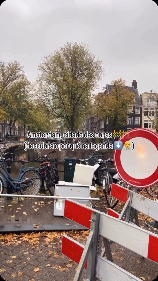 🚧 Se você já visitou Amsterdam, especialmente o centro, sabe que é comum encontrar obras por toda parte. A cidade está sempre em manutenção, seja nas ruas ou nos canais, o que pode ser um pouco incômodo para quem está de passagem e quer aproveitar tudo sem interrupções. Mas a verdade é que essas obras são essenciais👷  Amsterdam tem uma infraestrutura antiga, e as pontes e canais precisam de cuidados constantes para garantir que a cidade funcione bem e continue segura, tanto para os moradores quanto para os visitantes. Na nossa opinião, mesmo que essas obras possam atrapalhar seu trajeto, o importante é ajustar o caminho e aproveitar o que está disponível, já que sempre há outra coisa interessante para explorar por perto 🏗️⛔️
•
•
•
#Amsterdam #Amsterdã #Amsterdão #Holanda #Holland #ConexãoAmsterdam #GuiaAmsterdam #GuiaHolanda #GuiaEmAmsterdam #PaisesBaixos #EuroTrip #BrasileirosNaHolanda