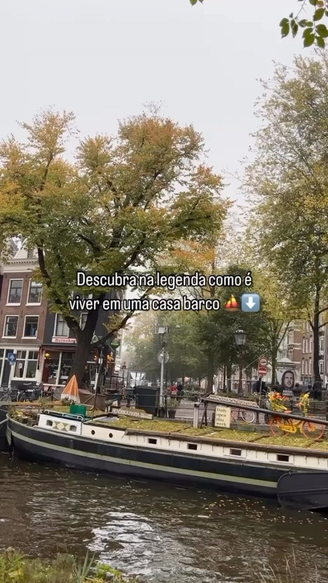 ⛵️Se você sempre quis entender como é viver em uma casa-barco, o Museu Houseboat no Prinsengracht, em Amsterdam, oferece a oportunidade perfeita!  Durante a visita, você poderá explorar todos os detalhes de uma casa flutuante autêntica e entender como é viver no canal, desde o abastecimento de água até a organização dos cômodos. Você ainda pode esclarecer todas as suas dúvidas sobre o funcionamento desse estilo de vida único da cidade  Endereço: Prinsengracht 296K
Horário de funcionamento: Aberto diariamente, das 10h às 17h
•
•
•
#Amsterdam #Amsterdã #Amsterdão #Holanda #Holland #ConexãoAmsterdam #GuiaAmsterdam #GuiaHolanda #GuiaEmAmsterdam #PaisesBaixos #EuroTrip #BrasileirosNaHolanda