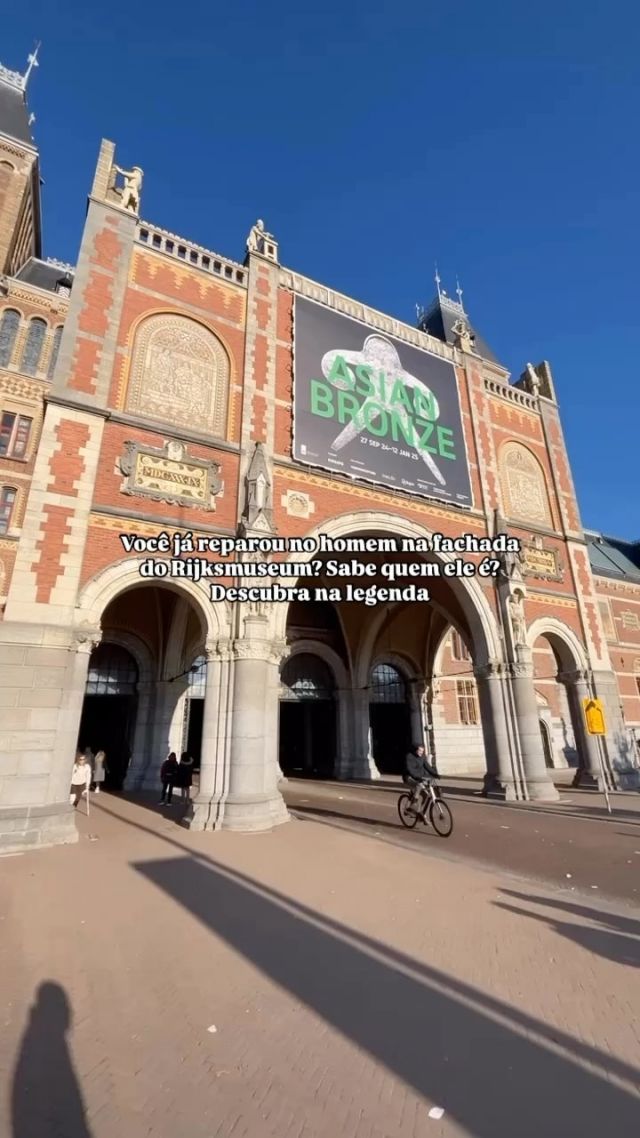 👀 O arquiteto Pierre Cuypers, responsável pelos projetos do @rijksmuseum e da Estação Central de Amsterdam, foi homenageado com uma escultura dele mesmo na fachada do museu, como se estivesse observando o prédio. Um detalhe curioso que passa despercebido por muitos. Você já tinha reparado?  ⚠️ Se você gostou dessa curiosidade, imagina o que mais podemos te mostrar durante nossos city tours! Que tal descobrir Amsterdam de uma forma única e pessoal? Basta enviar um direct para saber mais
•
•
•
#Amsterdam #Amsterdã #Amsterdão #Holanda #Holland #ConexãoAmsterdam #GuiaAmsterdam #GuiaHolanda #GuiaEmAmsterdam #PaisesBaixos #EuroTrip #BrasileirosNaHolanda