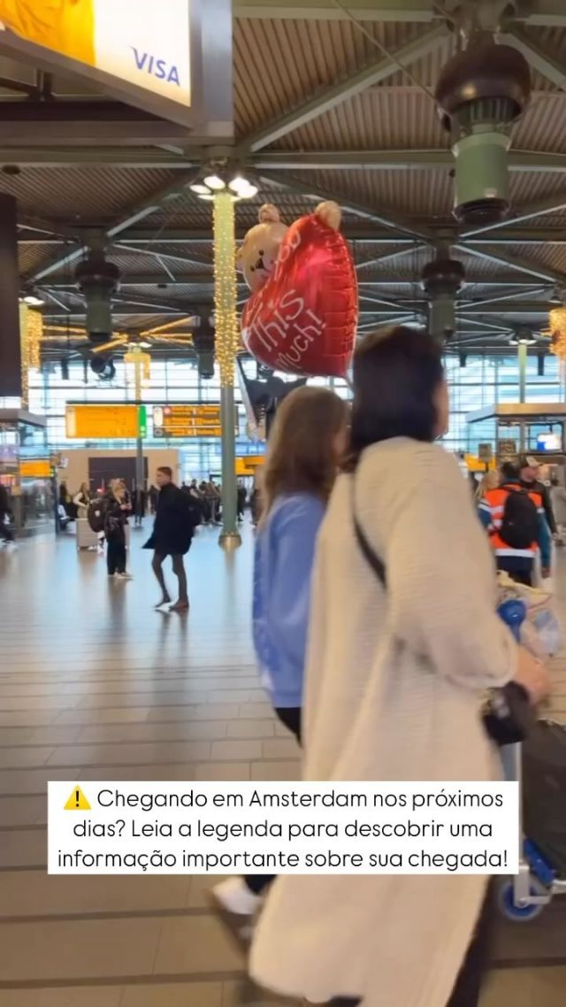 A partir de hoje, 8 de novembro, até 3 de dezembro de 2024, devido a uma manutenção nos trilhos no Aeroporto de Schiphol, em Amsterdam, o serviço de trem entre o aeroporto e a cidade será afetado. Durante esse período, haverá menos trens circulando para e de Schiphol. Em alguns finais de semana, não haverá trens entre Schiphol e Amsterdam Zuid, e em outros dias, a frequência dos trens será reduzida.  Se você estiver chegando em Amsterdam e precisar pegar um trem do aeroporto, é importante verificar as informações atualizadas antes de sua viagem. Para isso, consulte o site da NS (Nederlandse Spoorwegen), a empresa de trens nacional da Holanda, que opera as linhas de trem no país. No site da ns.nl, você pode conferir os horários, possíveis interrupções e rotas alternativas para planejar melhor seu trajeto  ‼️ E se você não quiser passar nenhum perrengue e preferir um trajeto mais tranquilo, nós oferecemos transfer direto do aeroporto para a sua hospedagem. Para mais informações, entre em contato conosco pelo direct
•
•
•
#Amsterdam #Amsterdã #Amsterdão #Holanda #Holland #ConexãoAmsterdam #GuiaAmsterdam #GuiaHolanda #GuiaEmAmsterdam #PaisesBaixos #EuroTrip #BrasileirosNaHolanda