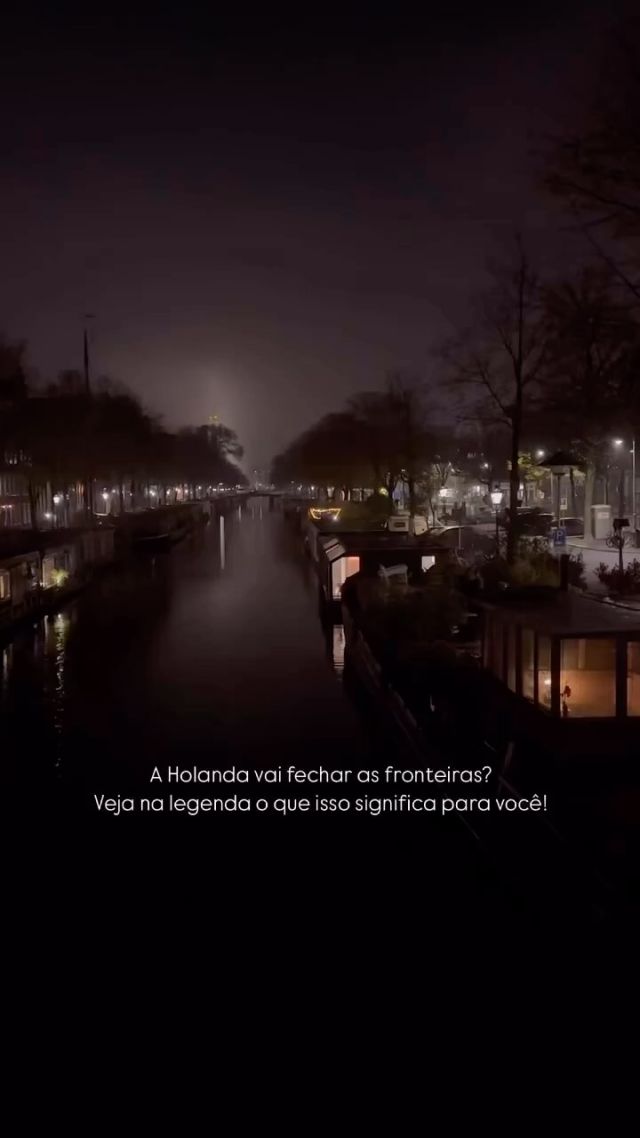 🇳🇱 Desde que saiu a notícia sobre o fechamento temporário das fronteiras terrestres da Holanda com a União Europeia a partir de 9 de dezembro, por um período de seis meses, temos recebido várias mensagens de clientes e seguidores preocupados. Por isso, queremos esclarecer a situação e tranquilizar você:  A medida anunciada pela Holanda visa controlar o fluxo migratório e não afeta turistas. Se você planeja visitar a Holanda a turismo, não há motivo para preocupação.  Esses novos controles de fronteira são voltados para questões migratórias, com verificações em pontos específicos da fronteira terrestre com a Bélgica e a Alemanha, além de um possível controle de passaporte para alguns voos da UE (o governo ainda não detalhou quais).  Se você já tem viagem marcada ou está planejando sua visita, pode ficar tranquilo(a). Basta ter em mãos um passaporte válido e os documentos comuns de viagem. Esse tipo de controle é semelhante ao que já ocorre em aeroportos, como o de Amsterdam, e turistas não terão problemas para entrar.  Essa medida de controle migratório não implica em nenhum tipo de visto para turistas. Se você vem a turismo, basta trazer seu passaporte e documentos habituais de viagem, como passagem de volta e comprovante de hospedagem. Não haverá necessidade de nenhum visto especial para entrar na Holanda
•
•
•
#Amsterdam #Amsterdã #Amsterdão #Holanda #Holland #ConexãoAmsterdam #GuiaAmsterdam #GuiaHolanda #GuiaEmAmsterdam #PaisesBaixos #EuroTrip #BrasileirosNaHolanda