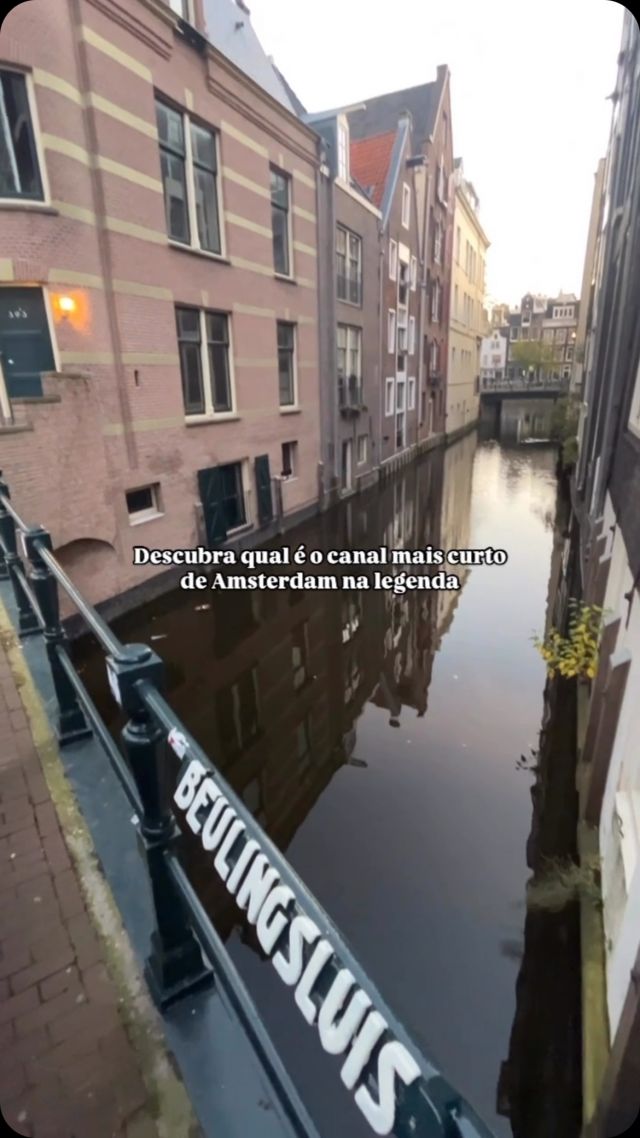 🕵️‍♂️ O Blauwburgwal é o canal mais curto de Amsterdam, com aproximadamente 50 metros, conectando os canais Singel e Herengracht. Apesar de seu tamanho compacto, esse canal tem charme e nos faz lembrar de Veneza  A Beulingsluis, a ponte que atravessa o Blauwburgwal, é o ponto perfeito para tirar fotos legais
•
•
•
#Amsterdam #Amsterdã #Amsterdão #Holanda #Holland #ConexãoAmsterdam #GuiaAmsterdam #GuiaHolanda #GuiaEmAmsterdam #PaisesBaixos #EuroTrip #BrasileirosNaHolanda